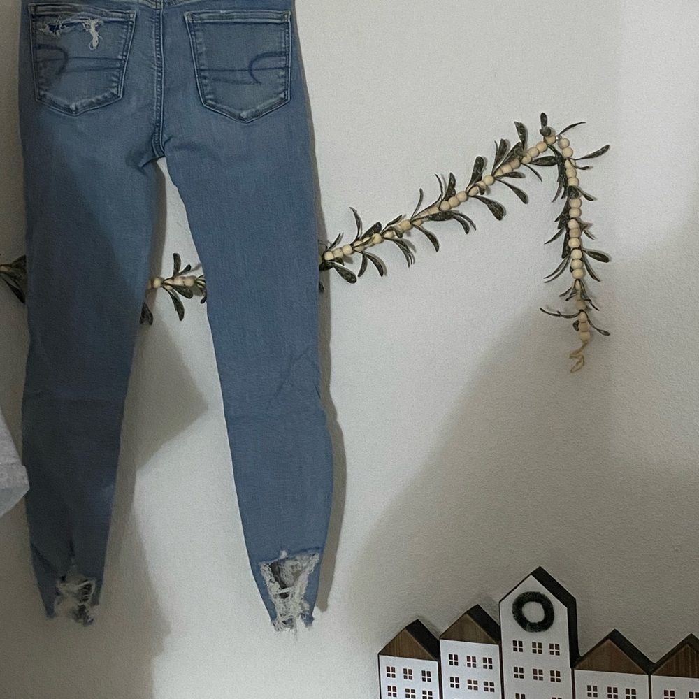 American Eagle: Size 4, skinny ripped jeans